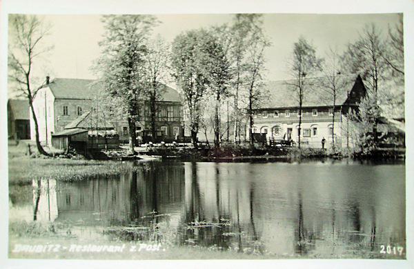 Na této pohlednici vidíme bývalý hostinec „U Pošty“ u Doubického rybníka.