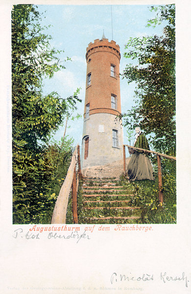 Auf dieser Ansichtskarte von der Grenze zwischen dem 19. und 20. Jahrhundert sieht man den Aussichtsturm auf dem Dymník (Rauchberg) in ihrem ursprünglichen Aussehen vom Jahre 1895.