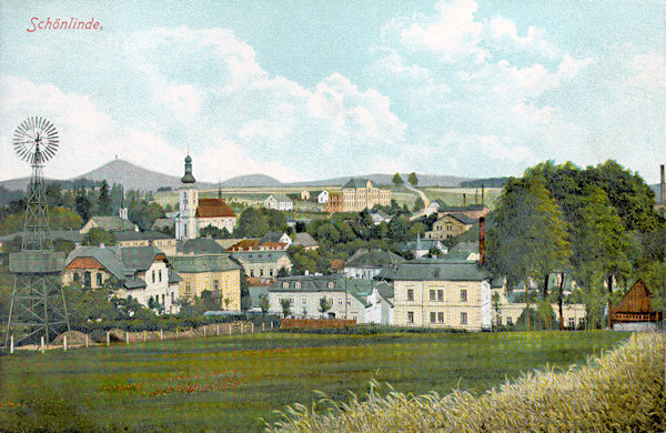 This picture postcard shows the centre of the town with the church of St. Maria Magdalena from the southeast. Over the town you see the conspicuous building of the hospital and on the horizn to the left rises the Vlčí hora-hill with its look-out tower.