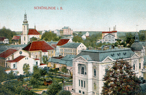 On this picture postcard we see the centre of the town with the dominating church of St. Maria Magdalena standing above the market-place. In the foreground there is the representative building of the former savings bank.