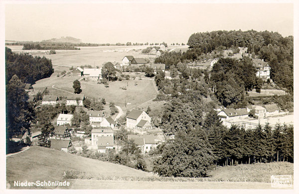 Diese Karte vom 1931 zeigt die Ansicht des unteren Teil von Krásná Lípa (Schönlinde) im Tal der Křinice (Kirnitz, Kirnscht) von der Anhöhe am Fibichtal. Im Hintergrund links sieht man den Dymník (Rauchberg).