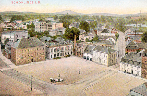This picture postcard shows the view of the southeastern corner of the market-place as seen from the tower of the church of St. Maria Magdalena. On the left side we see the great building of the former municipality and next to it the representative hotel „Deutsches Haus“. The small house with the arcades is the oldest house of the town and since 1995 it is the site of a small regional museum. The prominent building among the houses behind the market-place is the schoolhouse.