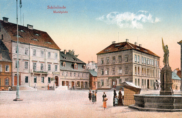 On this picture postcard we see the northeastern part of the market-place with the monumental building of the post-office at its right corner. In the foreground there is the stone fountain with the Austria-statue by L. Zimmer which some time around 1947 had been removed.