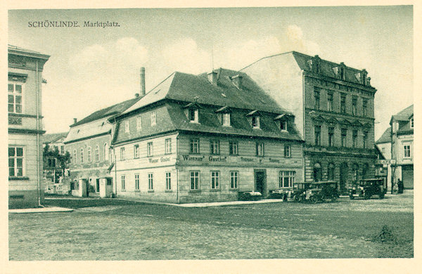 On this picture postcard we see the former Wiesner's restaurant an the southern side of the market-place which after World War Two together with its neighbour was demolished.