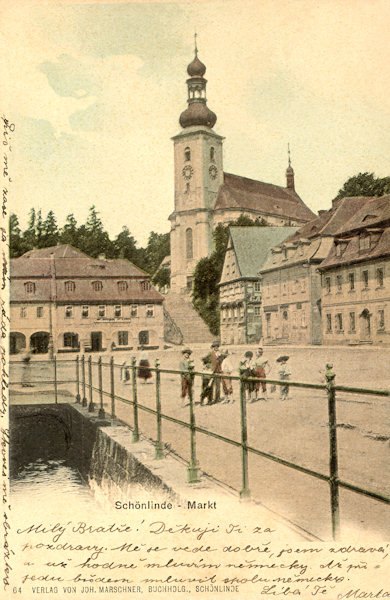 Diese Ansichtskarte von der Wende des 19. und 20. Jahrhundert zeigt die Nordwest-Ecke des Marktplatzes mit der in den Jahren 1754-1758 erbauten Kirche der hl. Maria Magdalena.