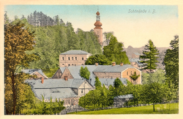 On this picture postcard from 1917 we see the church of St. Mary Magdalene with the wooded Kostelní vrch (Church-hill) where between 1857 and 1859 a small chapel and the Stations of the Cross had been built. Over the houses in the foreground raises the former Dittrich's villa.