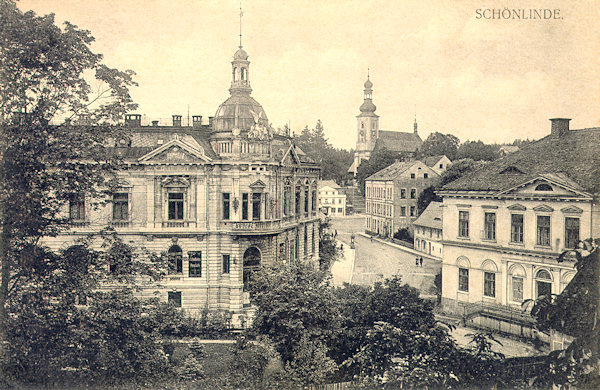 On this picture postcard from about 1920 you see the street named at present Masarykova ulice with the monumental building of the former savings bank (left). In the background behind the market the church of St. Mary Magdalene is seen.