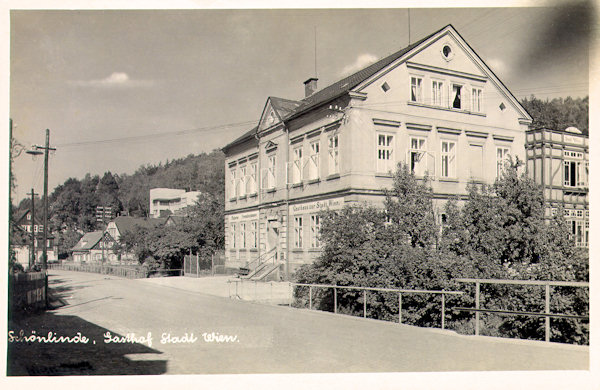This picture postcard shows the former inn „Stadt Wien“ in the street Kyjovská ulice. The house is standing to the present days, but during its reconstruction it lost almost all of its architectonic details.