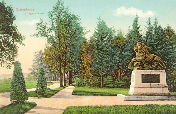 This picture postcard shows the stone lion standing before the entrance into the town park at the road to Doubice. This monument by the sculptor Klemens Gründing had been solemnly enveiled on September 27, 1908 on the occasion of the 60. anniversary of the accession on the throne of Emperor Franz Josef I. and the 60th anniversary of the founding of the local veteran-club.