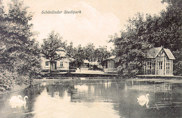 On this picture postcard from the beginning of the 20th century you see the picturesque small pond in the town park at the road to Doubice built after 1892 by Karl Dittrich.