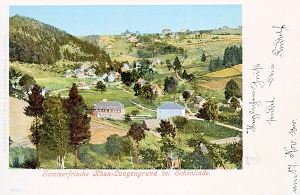 Die Ansichtskarte von 1900 zeigt das Oberdorf von Kyjov mit dem Dlouhý důl (Langer Grund) aus Westen. Auf der Anhöhe im Hintergrund ist Kamenná Horka (Steinhübel).