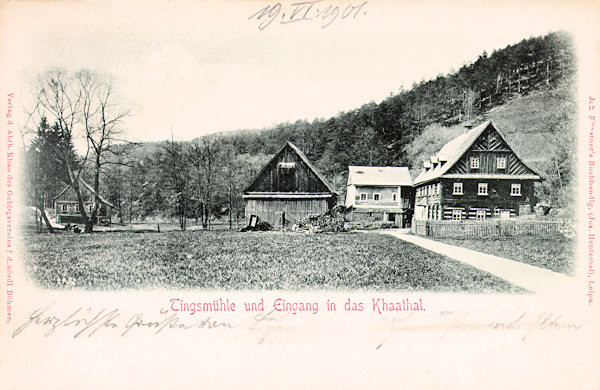 Diese Ansichtskarte vom Jahr 1901 zeigt die ehemalige Dix-Mühle, die am Eingang in das Kyjovské údolí (Khaatal) stand. Von seinen Gebäuden hat sich bis heute nur das kleine Ziegelhäuschen im Hintergrund erhalten.