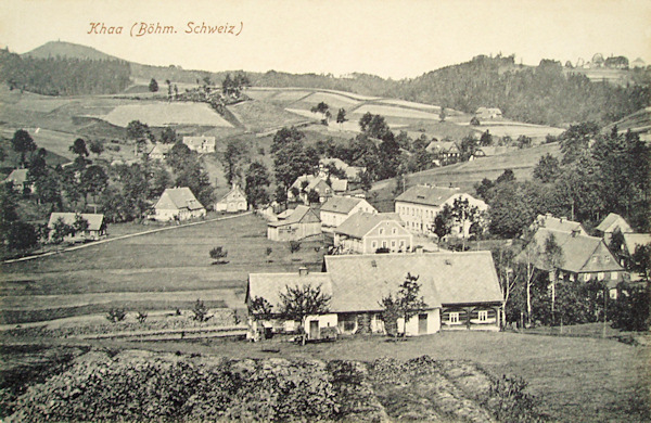 Auf dieser Ansichtskarte sehen wir das Ortszentrum aus dem Süden. Das grösste Gebäude an der rechten Seite ist das heute nicht mehr bestehende Hotel „Zur Böhmischen Schweiz“.