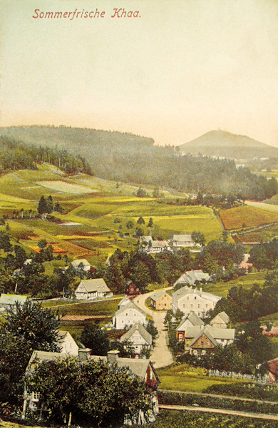 Diese Ansichtskarte zeigt das Ortszentrum von Kyjov (Khaa) mit dem Vlčí hora (Wolfsberg) im Hintergrund..