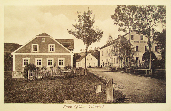 On this picture postcard we see the houses in the centre of the village with the beautifully built hotel „Zur Böhmischen Schweiz“, which 1992 was destroyed by fire and since then was not rebuilt.