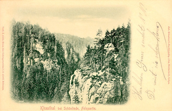 Diese Ansichtskarte zeigt das Kyjovské údolí (Khaatal), aus dessen steilen Lehnen romantische Felsbildungen heraufragen.