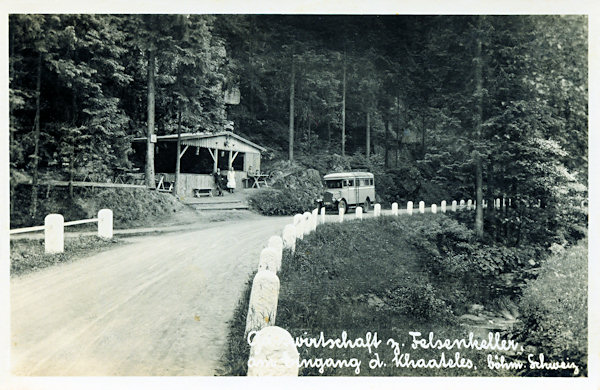 Auf dieser Ansichtskarte sieht man die hölzerne Sommergaststätte „Felsenkeller“ am Anfang des Kyjovské údolí (Khaatal).