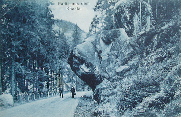 Diese Ansichtskarte zeigt einen auffallenden Felsüberhang, der über der Talstrasse unter dem Kyjovský hrádek hervorragt. Auf dem Nachbarfelsen ist heute die Gedenktafel der Brüder Bienert angebracht.