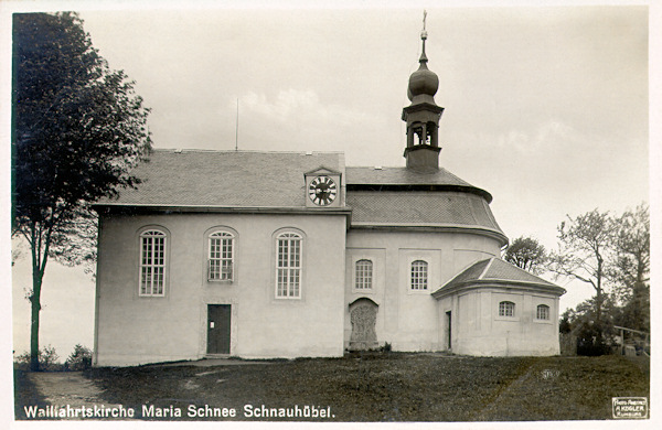Pohlednice z roku 1931 zachycuje poutní kostelík Panny Marie Sněžné, který nechali v roce 1734 postavit Anna a Johann Liebschovi. Novější přístavba vlevo je z roku 1847.
