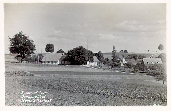 Diese Ansichtskarte zeigt das ehemalige Hess'sche Gasthaus am Nordwestende der Ansiedlung.