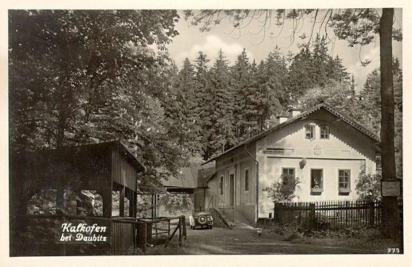 Diese Ansichtskarte von 1941 zeigt die auch heute noch im Wald an der Strasse von Doubice nach Krásná Lípa stehende Einschicht Vápenka (Kalkofen).