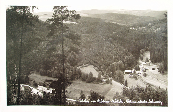 This picture postcard shows the mills on the Křinice brook at Zadní Doubice. On the right side we see the former Český mlýn (Czech mill) and on the lower left the still existing (Niedermühle) at the German side of the border.