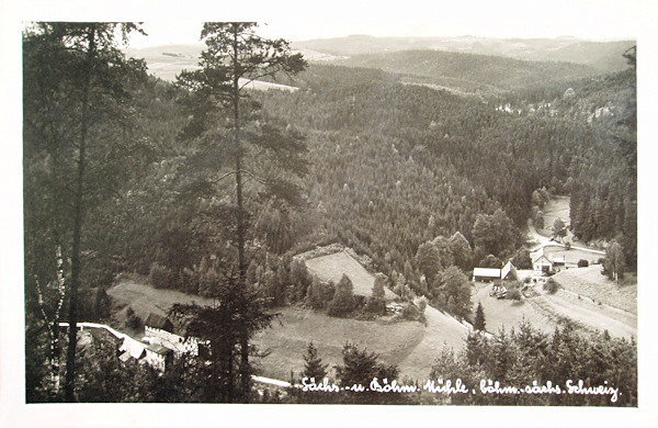 Diese Ansichtskarte bildet die Mühlen am Křinice- (Kirnitzsch-) Bach bei Zadní Doubice (Hinterdaubitz) ab. Rechts sehen wir die ehemalige Böhmische Mühle und links unten die heute noch stehende Niedermühle an der deutschen Seite der Grenze.