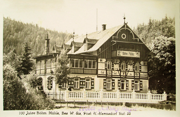 Diese Ansichtskarte stellt das Hotel Böhmische Mühle im Jahre 1937 vor, als 100 Jahre seit ihrer Entstehung verflossen waren. Die ursprüngliche Mühle war allerdings viel älter.