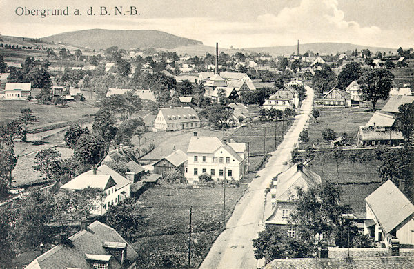 Diese Ansichtskarte aus der 1. Hälfte des 20. Jahrhunderts zeigt dea Anblick von Horní Podluží (Obergrund) vom Turm der Kirche der hl. Katharina.