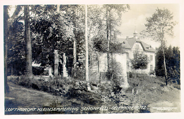 Diese Ansichtskarte aus dem Jahre 1927 zeigt das parkartig ausgestaltete Areal der Sommerfrische Klein Semmering. Im Hintergrunde ist das Hauptgebäude des Bahnhofes Chřibská (Kreibitz).