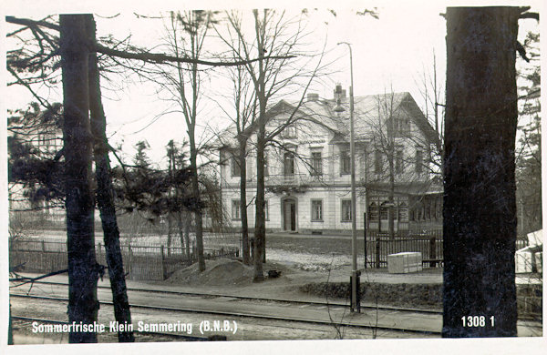 Diese Ansichtskarte aus dem Jahre 1934 zeigt die ehemalige Gaststätte in der Sommerfrische Klein Semmering am Bahnhofe Chřibská (Kreibitz).