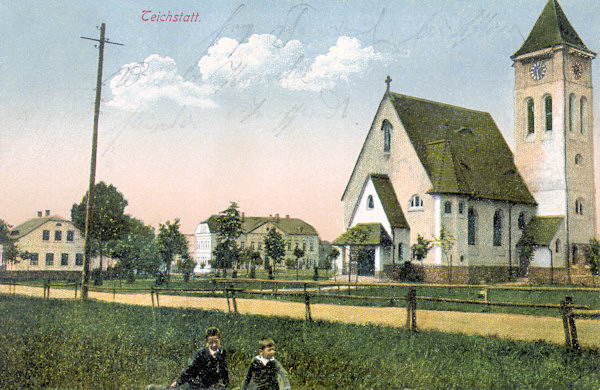 On this picture postcard from 1925 we see the place with the church St. Joseph built in 1912. In the background there is the imposing school building.