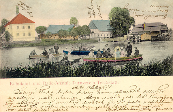 Na této pohlednici vidíme Školní rybník kolem roku 1905. Zcela vlevo stojí patrová budova staré školy, v níž je dnes rekreační dům.