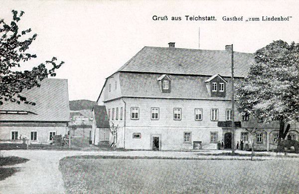 Na pohlednici z roku 1921 vidíme tehdejší hostinec „U Lipového dvora“ (Zum Lindenhof).