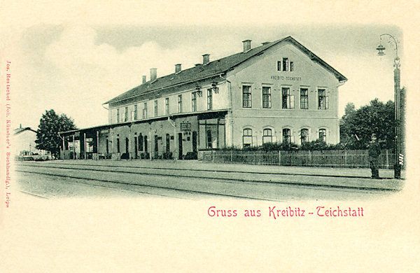 Tato pohlednice z roku 1899 zachycuje budovu nádraží tehdejší České severní dráhy v Rybništi.