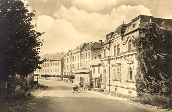 On this picture postcard from the fifties of the 20th century we see the centre of the village which, as compared with the foregoing picture, underwent some changes. The two older houses had been demolished, the villa standing to the right got a second storey.