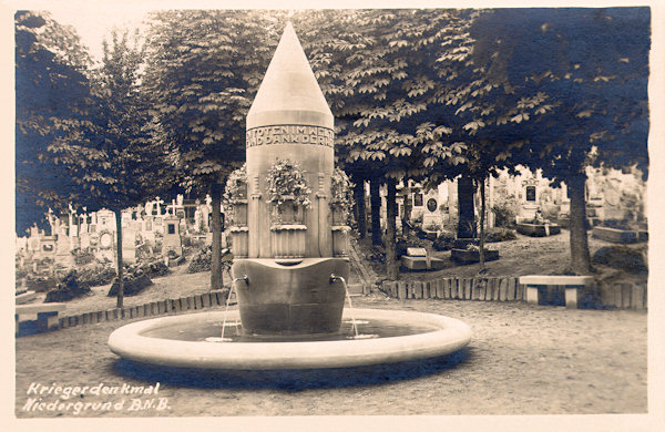 This picture postcard shows the memorial of the victims of World War One standing on the local cemetery.