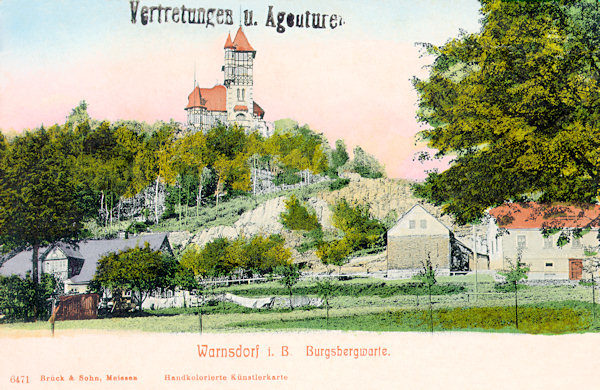 Auf dieser Ansichtskarte vom Anfang des 20. Jahrhunderts sieht man die an der Staatsgrenze sich erhebende Koppe Hrádek (Burgsberg) mit dem von den Mitgliedern der hiesigen Sektion des Gebirgsvereins für das nördlichste Böhmen 1903-1904 erbauten Ausflugsrestaurant und Aussichtsturm.
