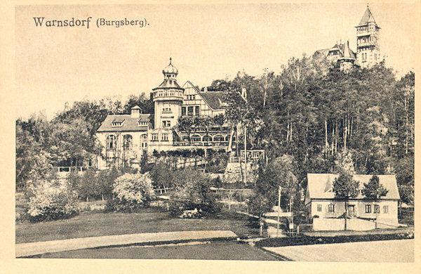 Diese Ansichtskarte aus der Zeit um 1920 zeigt den Hrádek (Burgsberg) mit der Ausflugsgaststätte auf dem Gipfel. Am Fuss des Berges stand damals noch eine zweite beliebte, „Zur schönen Aussicht“ genannte Ausflugsgaststätte.