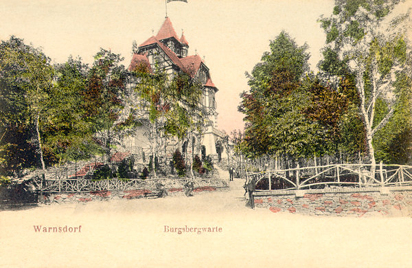 Auf dieser Ansichtskarte vom Anfang des 20. Jahrhunderts sieht man den Gipfel des Hrádek (Burgsberg) mit der parkartigen Ausgestaltung der Umgebung des Ausflugsrestaurants.