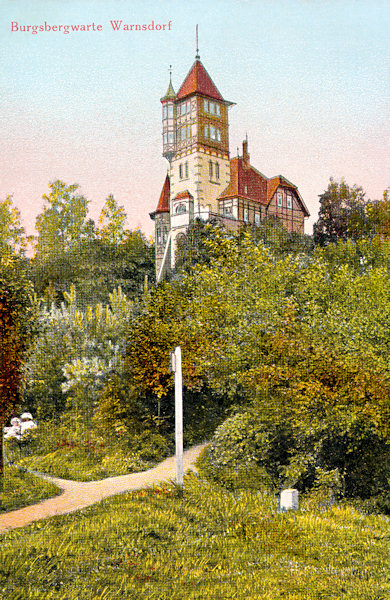 Diese Ansichtskarte zeigt den Gipfel des Hrádek (Burgsberg) nicht lange vor 1930. Das weithin sichtbare Ausflugsrestaurant wurde 1904 nach Plänen des Warnsdorfer Baumeisters Anton Möller erbaut.