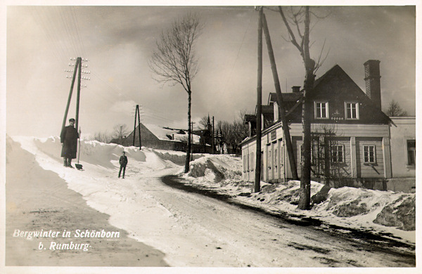 Meziválečná pohlednice zachycuje sněhové závěje na silnici z Varnsdorfu.
