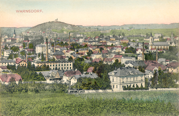 Diese Ansichtskarte zeigt den Blick auf die Stadt vom Galgenberg kurz vor 1910. Rechts sieht man die altkatholische Kirche, links hinten ragt der Turm der Kirche St. Petri u. Pauli am Stadtplatz über die Häuser hinauf und hinter der Stadt erhebt sich der Hrádek (Burgsberg) mit dem Ausflugsrestaurant.