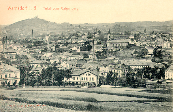 Auf dieser Ansichtskarte vom Anfang des 20. Jahrhundert sieht man den Ostteil der Stadt im Blick vom Galgenberg oberhalb des Bahnhofs. Aus der Bebauung ragt deutlich die altkatholische Verwandlung Christi-Kirche hervor, und im Hintergrund links erhebt sich der Hrádek (Burgsberg) mit dem Ausflugsrestaurant.