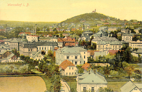 Diese Ansichtskarte aus dem Jahr 1907 zeigt den nordöstlichen Teil der Stadt im Blick vom Turm der altkatholischen Kirche. Im Vordergrund links sieht man die Poststrasse mit dem Postamtsgebäude, dessen abgekehrte Front eine grosse Dachkuppel schmückt. Im Hintergrund links erhebt sich der Hrádek (Burgsberg) mit dem Ausflugsrestaurant und Aussichtsturm.