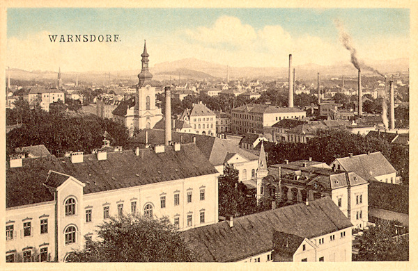 Diese Ansichtskarte aus der 2. Hälfte der 20er Jahre des 20.Jahrhunderts zeigt das Stadtzentrum mit der Kirche St. Peter u. Paul. Auf dem Stadtplatz rechts von der Kirche steht die Pfarre und das monumentale Schulgebäude, im Vordergrund links ist das Gebäude der damaligen Marienanstalt.