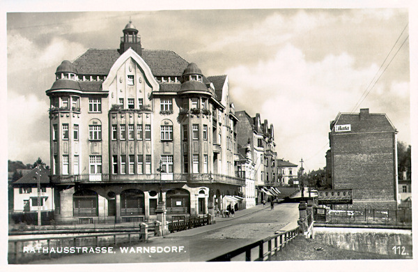 Diese Ansichtskarte zeigt das monumentale Jugendstil-Haus No. 1954, das 1913 in der Rathausstrasse (heute: Ulice Legií) hinter der Mandaubrücke gebaut worden ist.