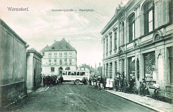 Auf dieser Ansichtskarte vom Anfang des 20. Jahrhunderts sieht man die Ausmündung der Melantrichova ulice (Gutenbergstrasse) auf den Stadtplatz. Im Hintergrund ist das Pfarrgebäude.