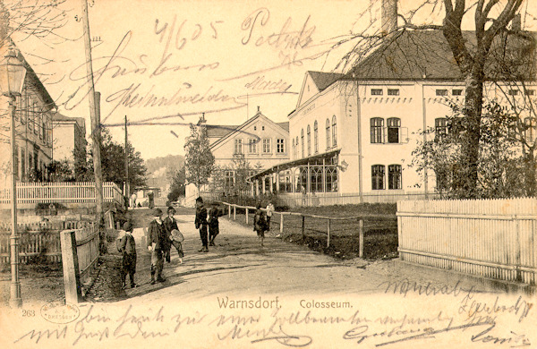 Pohlednice z počátku 20. století zachycuje Mariánskou ulici s budovou Kolosea na pravé straně.