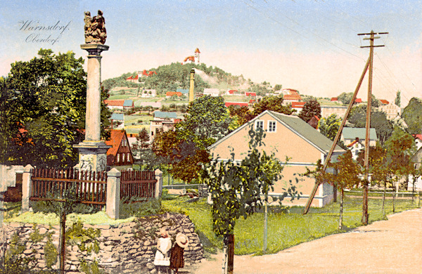 Auf dieser Ansichtskarte vom Anfang des 20. Jahrhunderts sieht man die aus dem Jahr 1772 stammende Pestsäule, die auch heute noch in der am Nordostrande der Stadt zum Fusse des Hrádek (Burgsberg) führenden Strasse „Ulice Pohraniční stráže“ steht.